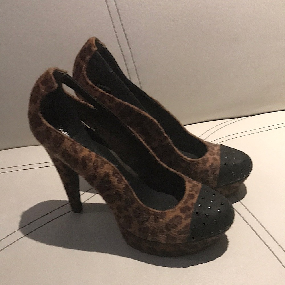 very pretty shoes with leopard pattern.